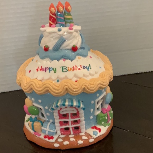 Valerie Parr Hill Illuminated Birthday Celebration Cupcake House - Picture 1 of 5